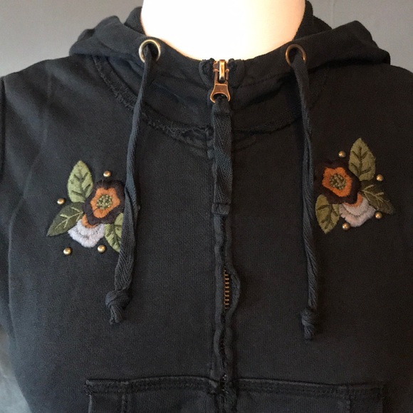 NWT black hoodie shrug flower studs grommets Small - Picture 3 of 8